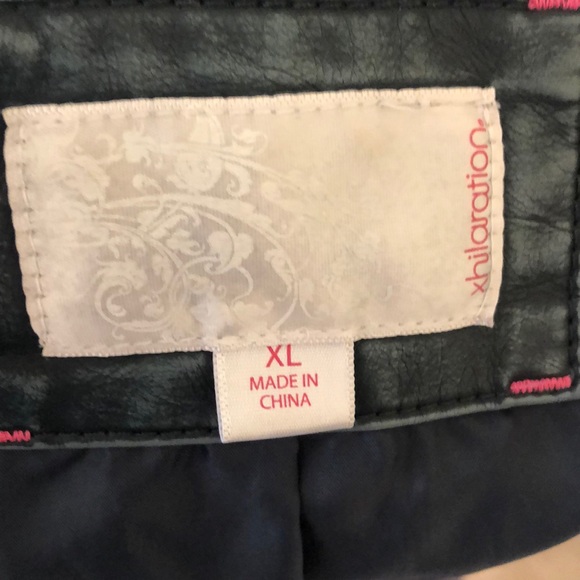 “Leather feel” Vegan jacket w/ faux fur collar - Picture 6 of 8